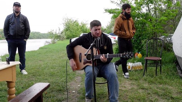 Душевные струны: прекрасное исполнение Чеченца на гитаре в природе смотреть онлайн