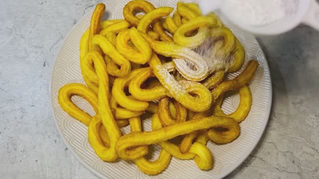 Чуррос - очень вкусная сладкая испанская выпечка из заварного теста, обжаренного во фритюре