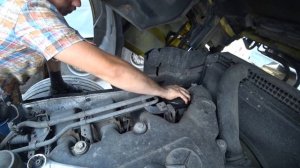 Семья счастливого Дальнобойщика обслуживает свой грузовик Mercedes Actros