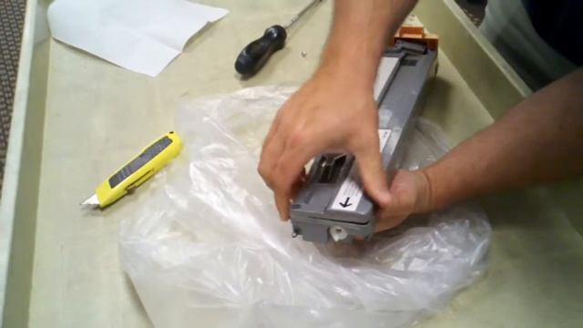 Emptying waste toner bottle on a 78xx series MFP. смотреть онлайн