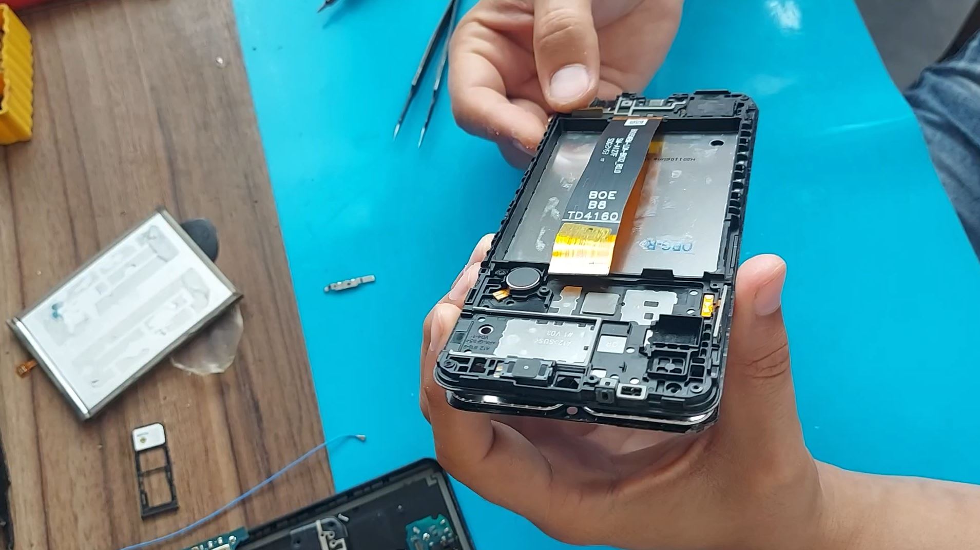 Замена дисплея на телефоне Samsung Galaxy A12 (SM-A127F/DS) смотреть онлайн