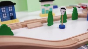 Деревянная железная дорога и игрушечный паровоз. Игрушки для детей