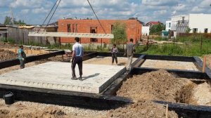 Укладка плит перекрытия на ростверк
