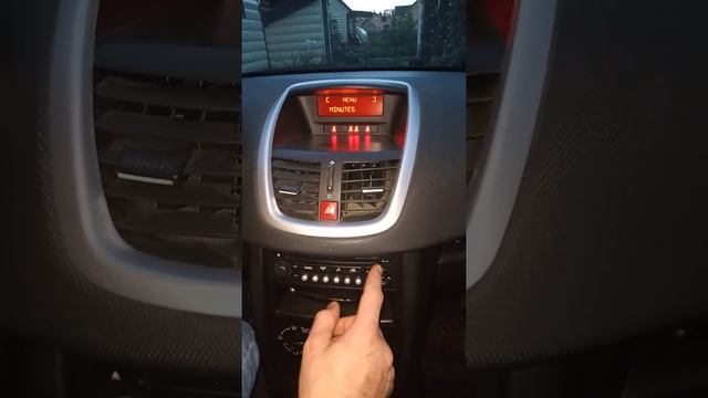 Настройка часов и даты на Пежо 207. Setting the time and date on the display of the Peugeot 207 смотреть онлайн