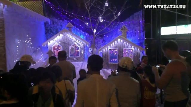 Как во Вьетнаме реагируют на снег из пенопласта. смотреть онлайн