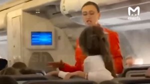 Пассажирка устроила в самолете пьяный дебош