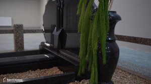 Фигурный гранитный мемориальный комплекс с крестом