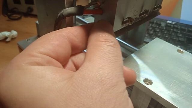 Устройство для снятия ОСА-пленки, клея и поляризационной плёнки и с дисплейного модуля. смотреть онлайн