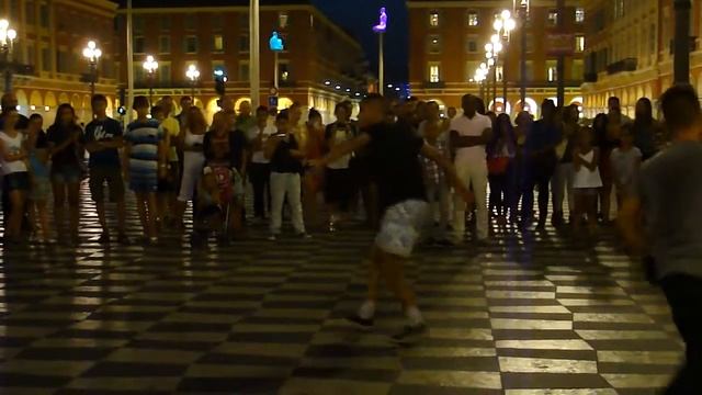 Франция, г. Ницца. Площадь Массена (place Masséna). Танцы на фоне статуй «Разговор в Ницце». смотреть онлайн