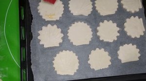 "Ракушки с жемчугом" из слоёного теста с начинкой из печени трески.