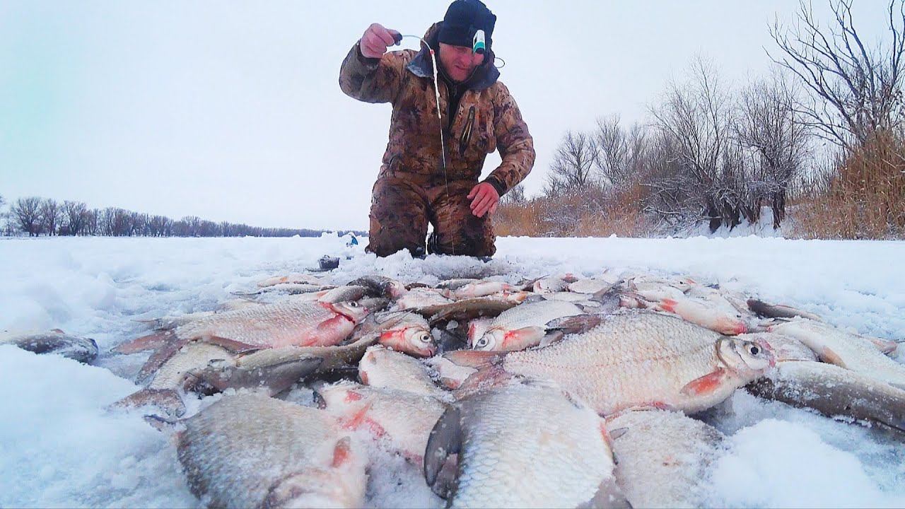 РЫБАЛКА ПО ПЕРВОМУ ЛЬДУ. КУЧА РЫБЫ С ОДНОЙ ЛУНКИ. Бешеный клёв. Зимняя рыбалка. Аэролодка. смотреть онлайн