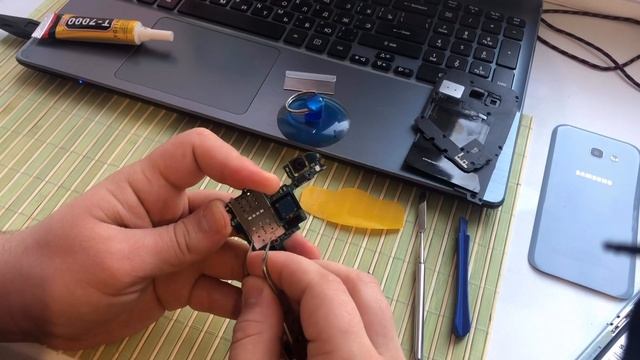 Ремонт Samsung A5 2017(A520) Проблема-обломался лоток SIM и Застрял/Простой ремонт #4 смотреть онлайн