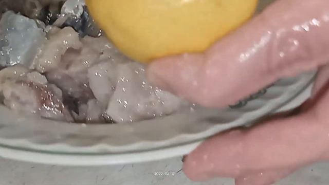 Жена готовит скумбрию смотреть онлайн