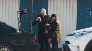 БАНДИТ из 90ых просит людей ТОЛКНУТЬ машину / реакция прохожих на мои ВЫХОДКИ