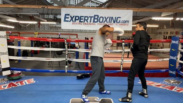 Boxing Shoulder Roll Defense - Deflecting vs Blocking смотреть онлайн