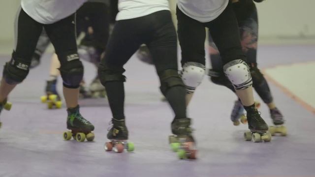 Toyota Verso meets Rainy City Roller Derby смотреть онлайн