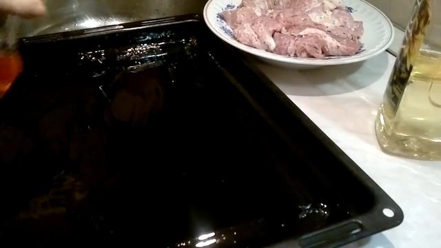 Запечённое мясо с помидорами и черносливом смотреть онлайн