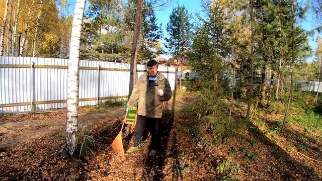 Сбор листьев осенью при помощи Тележки Муравей и баков по 180л смотреть онлайн