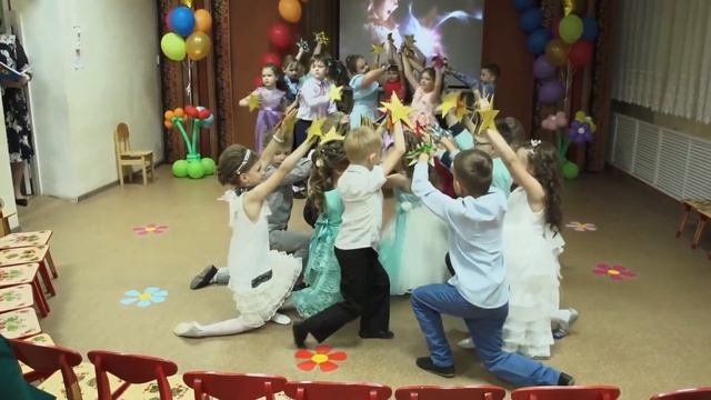 "Зажги свою звезду"-вход на выпускной. муз. рук Евтодьева А. смотреть онлайн