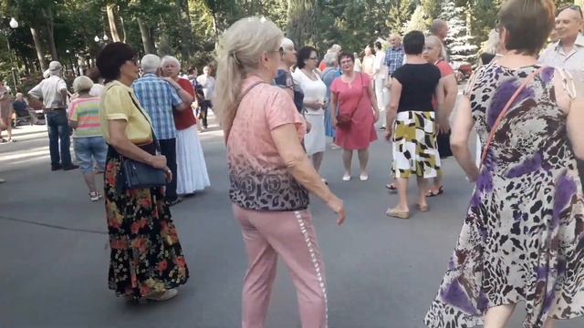Женщина с ангельским именем!!!?? Танцы в парке Горького!!!?? Харьков 2021 смотреть онлайн