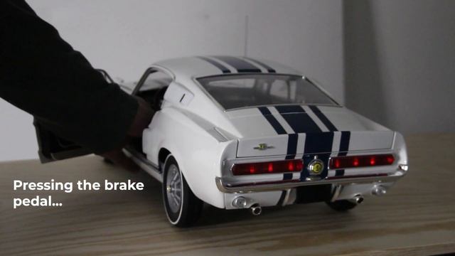 Operating the lights on the 1:8 Shelby GT500 Super Snake смотреть онлайн