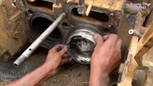 Rebuilding a Komatsu D65-A Dozer 220 HP Diesel Engine || Repairing Komatsu Dozer Engine a Bad Pisto смотреть онлайн