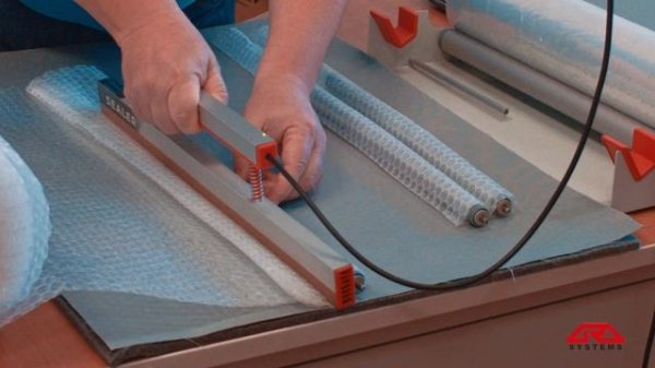 Упаковка запайщиком iSealer деталей оборудования