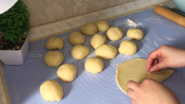 Роголоики со сгущенкой.Булочки рецепт. смотреть онлайн