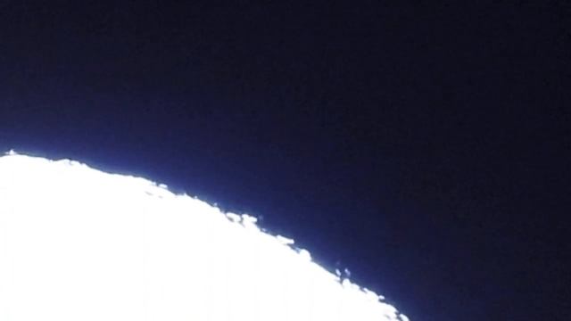 Голубая Луна в супер качестве и яркая звезда рядом с ней! смотреть онлайн