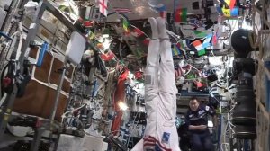 КАК КОСМОНАВТЫ РАЗВЛЕКАЮТСЯ В КОСМОСЕ ?