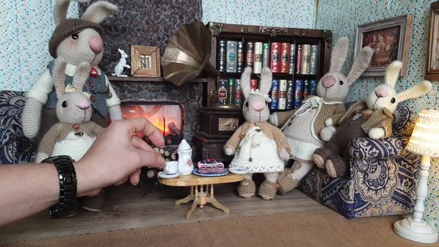 Вязаный крючком заяц. Семья. Интерьер кукольного дома. смотреть онлайн