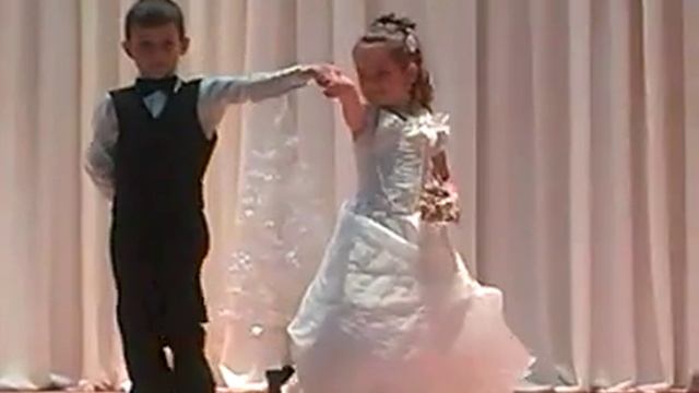 ЗИМНИЙ ВАЛЬС ДВУХ МАЛЫШОК смотреть онлайн