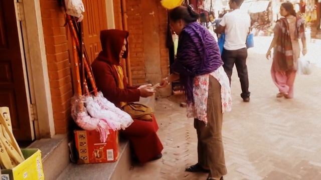 Рядом со ступой Боднатх, Катманду, Непал смотреть онлайн