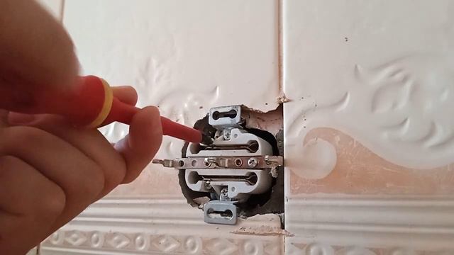 Как починить розетку ? Как протянуть контакт в розетке. смотреть онлайн