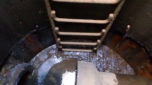 Открытый люк или спуск в канализационный колодец