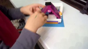 Лего строим дом мечты.  Конструктор.  Девочка строит дом Lego.