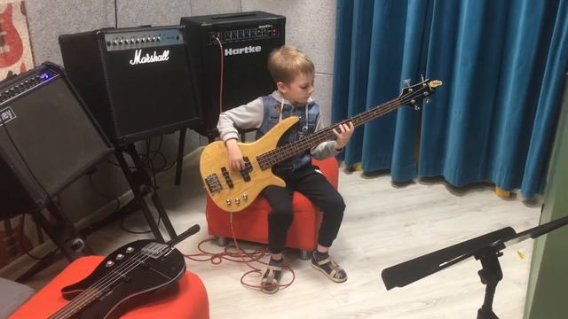 Эдуард Яруллин (бас-гитара) - This Love (Maroon 5) смотреть онлайн