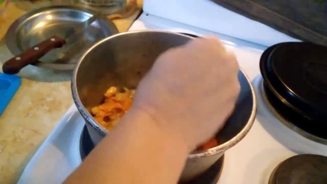 Тушеный картофель со стручковой фасолью   на сале