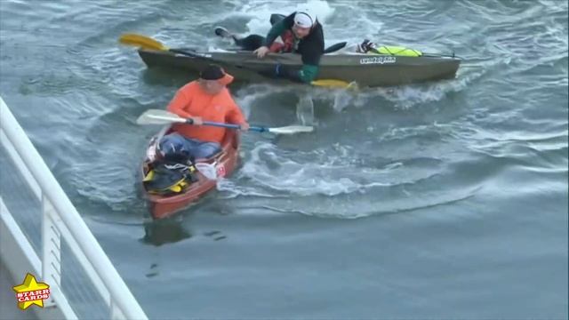 Giants fans have intense kayak race over home run ball in SF Bay смотреть онлайн