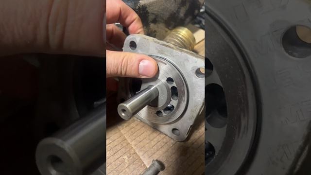 Почему выдавило сальник гидронасоса❓?#gdplru #гидравлистика