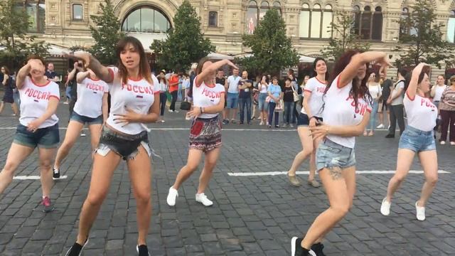 Русские девушки танцуют на Красной площади. Russian girls dancing. World Cup 2018 смотреть онлайн