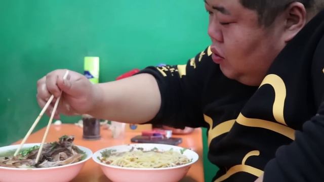 40年老店吃牛肉拉面，猴哥一点没惯它全造完了，辣得直呼过瘾！【胖猴仔】