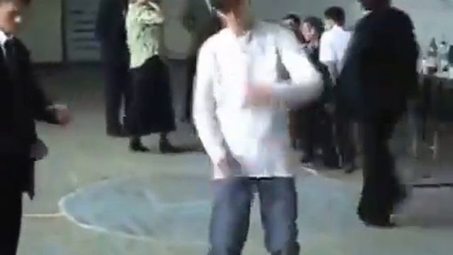 Школьные мажоры в папкиных костюмах