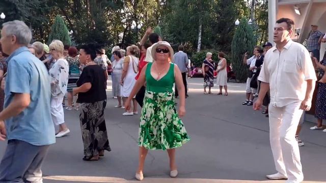 ТЫ МОЙ БУКЕТ РЯБИНЫ! СЧАСТЛИВЫЕ МОМЕНТЫ ИЗ ПАРКА ГОРЬКОГО смотреть онлайн