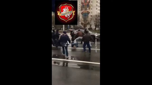 Протестующие отбили человека у карателей в Минске.