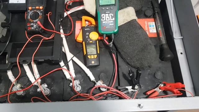 GYSFLASH 12.12 Заряд аккумулятора 190 Ач., Зарядным Устройством GYS 12.12 ( 12 Ампер ) смотреть онлайн