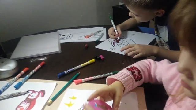 Алиса и Тёма рисуют двусторонними фломастерами смотреть онлайн