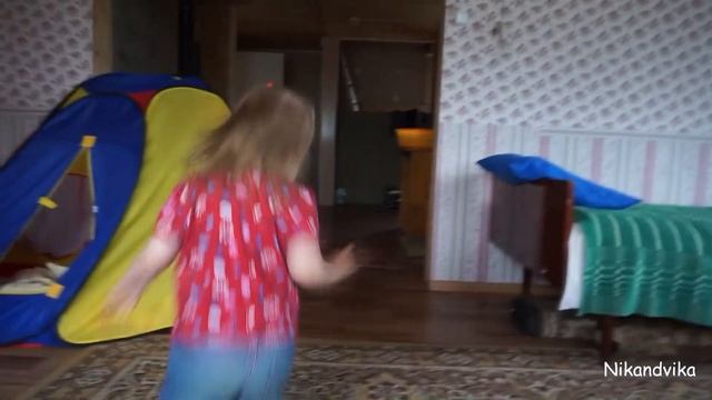 У бабушки на огороде в 2017 году // Дача // Дети в бассейне смотреть онлайн