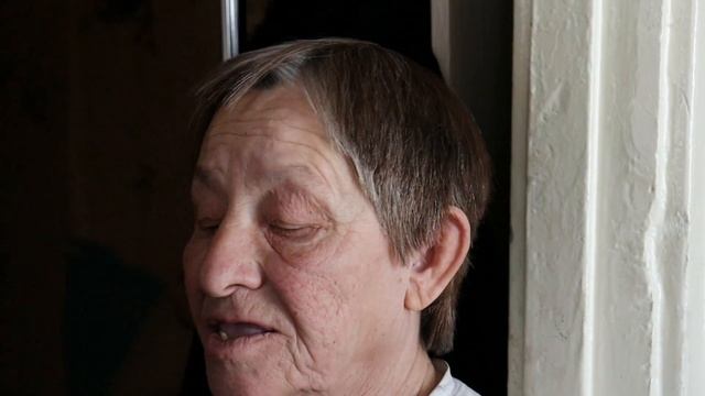 Пол булки хлеба соседка дала! Кушать вообще нечего... смотреть онлайн