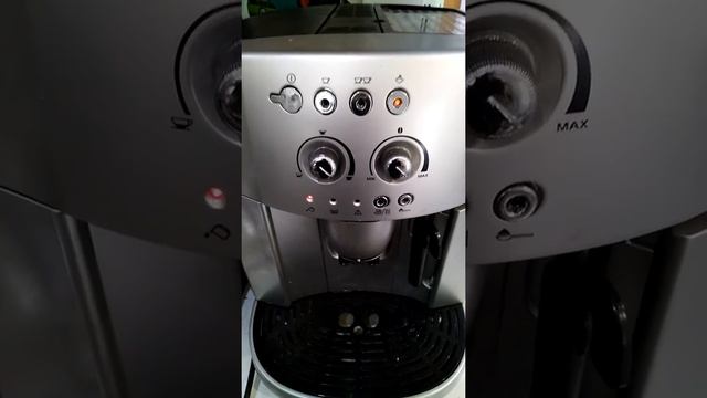 Кофемашина Delonghi при включении мигает 1-2чашки кофе и пар смотреть онлайн